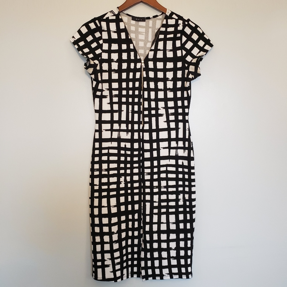 ⭐Maru Black & White Striped Full Zip Slit in the Front Short Sleeve Dress Medium